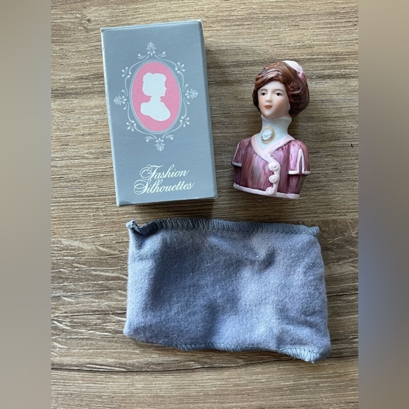 Vintage AVON American Fashion Silhouette Thimble Circa 1900 BOX & DUST BAG 1982 - Picture 1 of 5